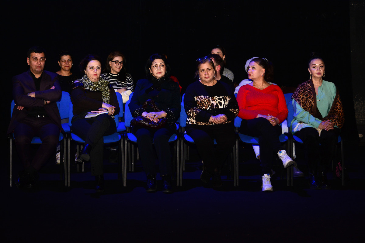 Gənc Tamaşaçılar teatrında dəyirmi masa - Fotolar