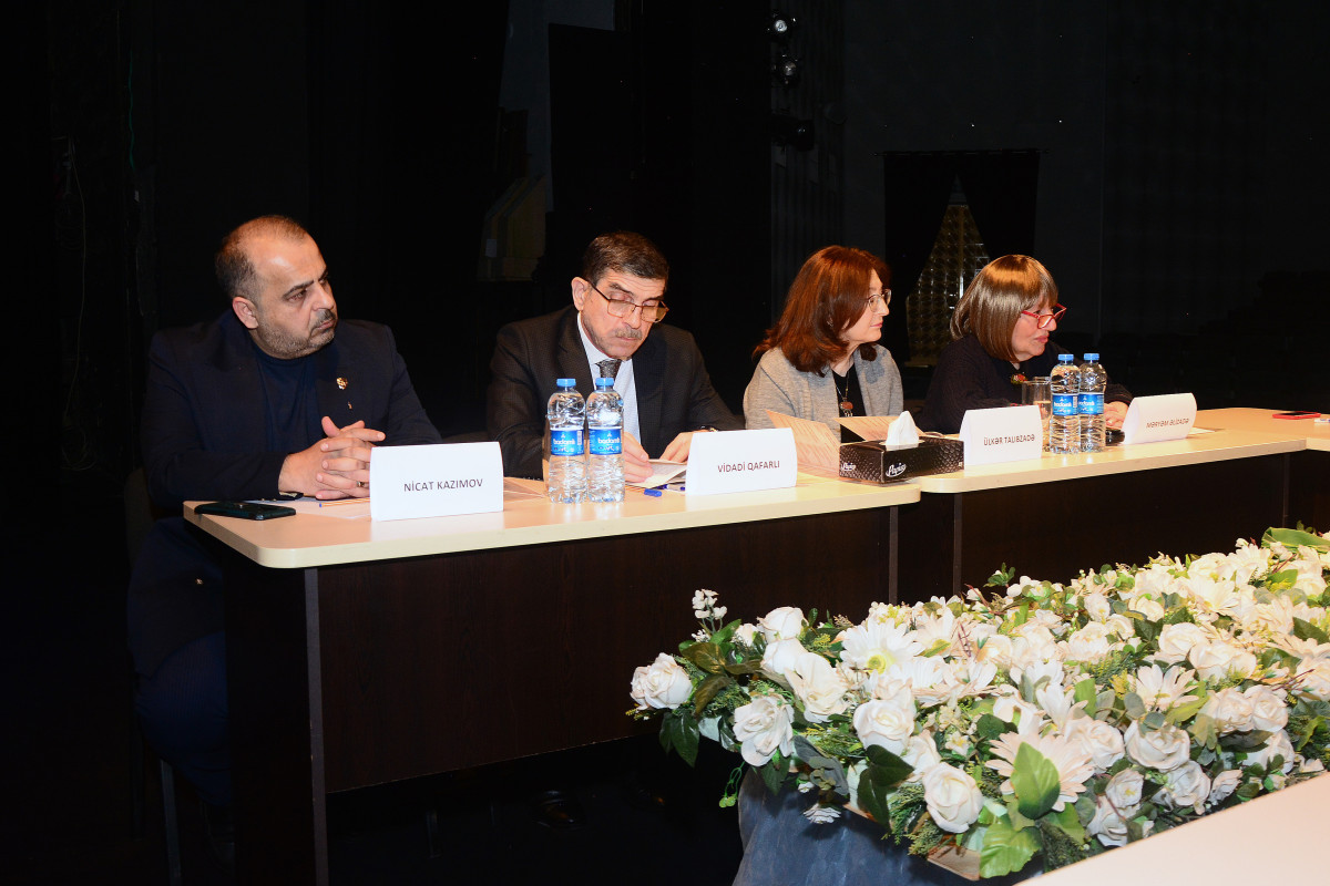 Gənc Tamaşaçılar teatrında dəyirmi masa - Fotolar