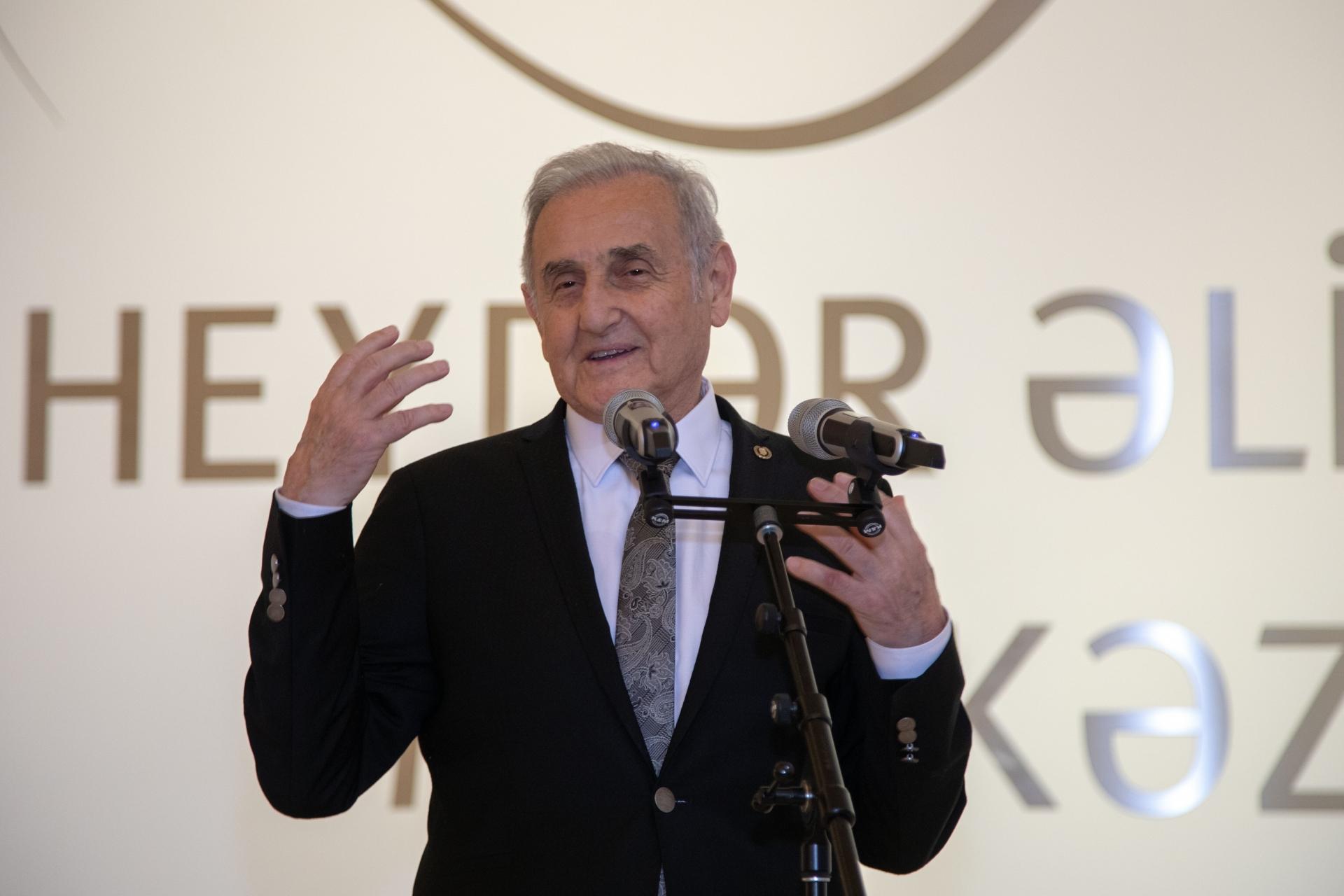 Bakıda tanınmış türk rəssamın sərgisi açılıb - Fotolar