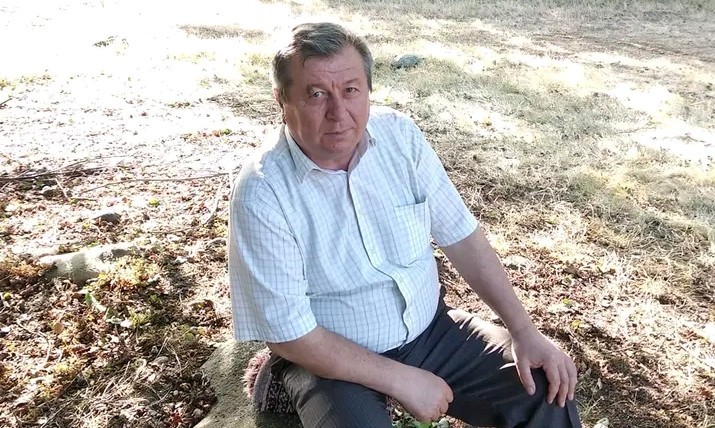 Sözün niqabını qaldırıb üzündən öpən şair..