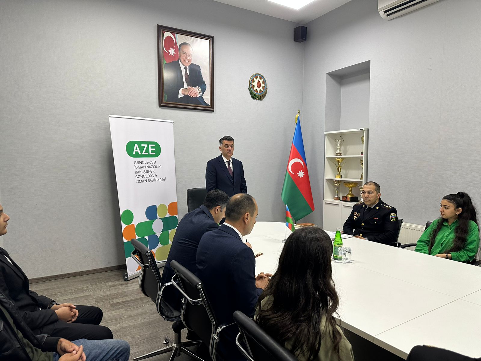 Polis yazarın yeni kitabı təqdim edilib - Fotolar Polis yazarın yeni kitabı təqdim edilib - Fotolar