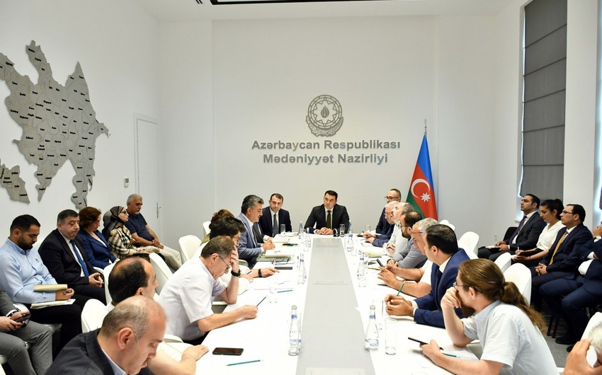 Mədəniyyət naziri naşirlərlə görüşdü - Foto