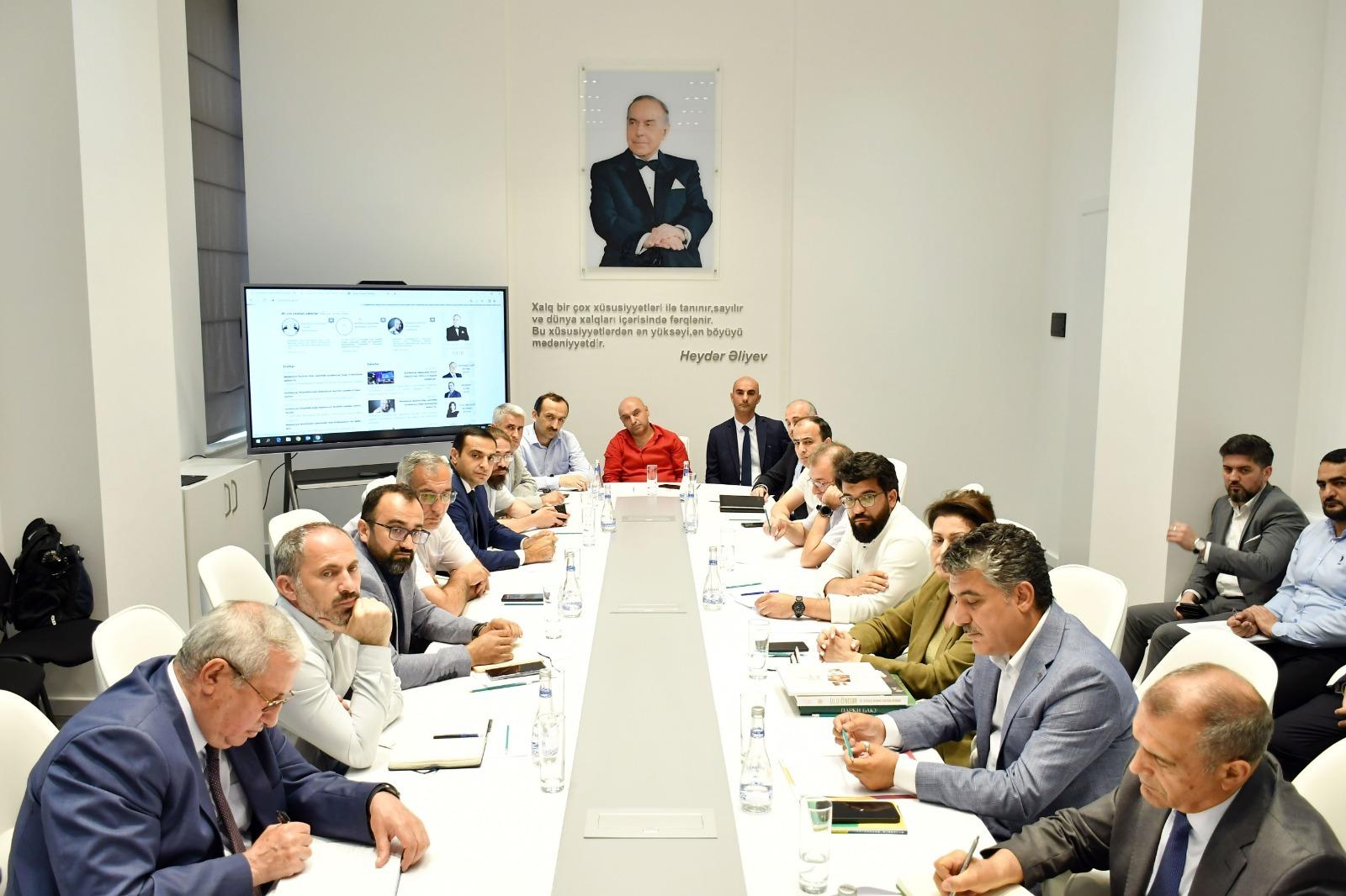 Mədəniyyət naziri naşirlərlə görüşdü - Foto