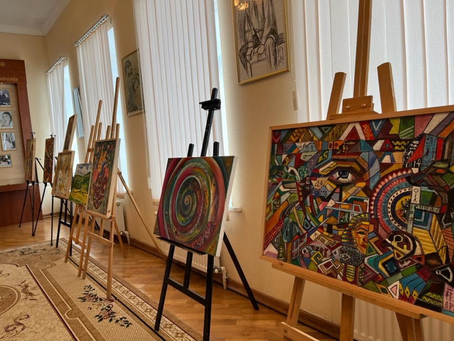 Göyçayda gənc rəssamların sərgisi açılıb - Fotolar