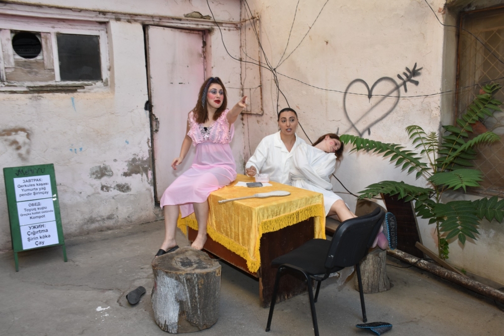 Mədəniyyət naziri Pantomima Teatrında olub