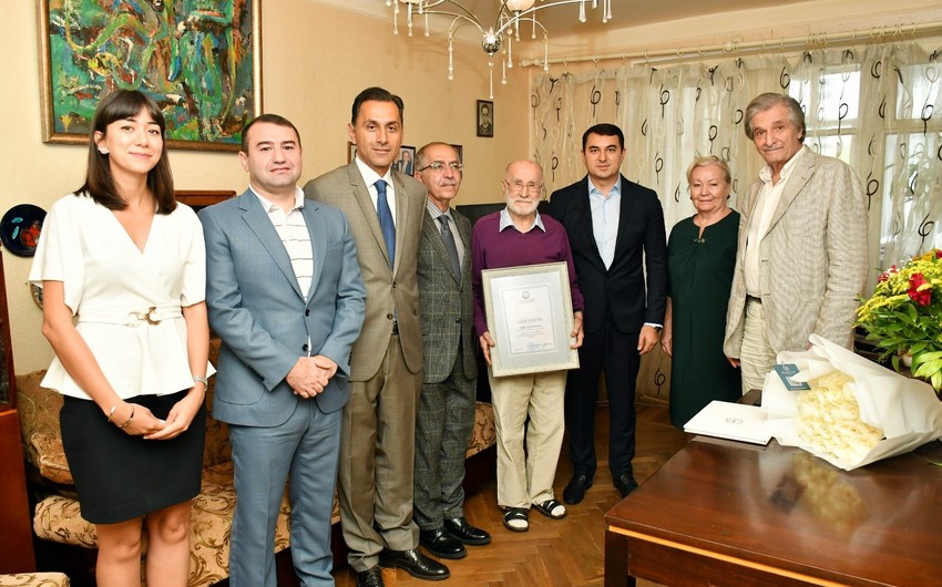 Nazir Xalq rəssamı ilə görüşüb - Foto Nazir Xalq rəssamı ilə görüşüb - Foto