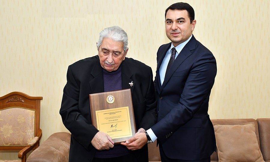 Arif Babayevə Prezidentin fəxri diplomu təqdim edilib - FOTO Arif Babayevə Prezidentin fəxri diplomu təqdim edilib - FOTO