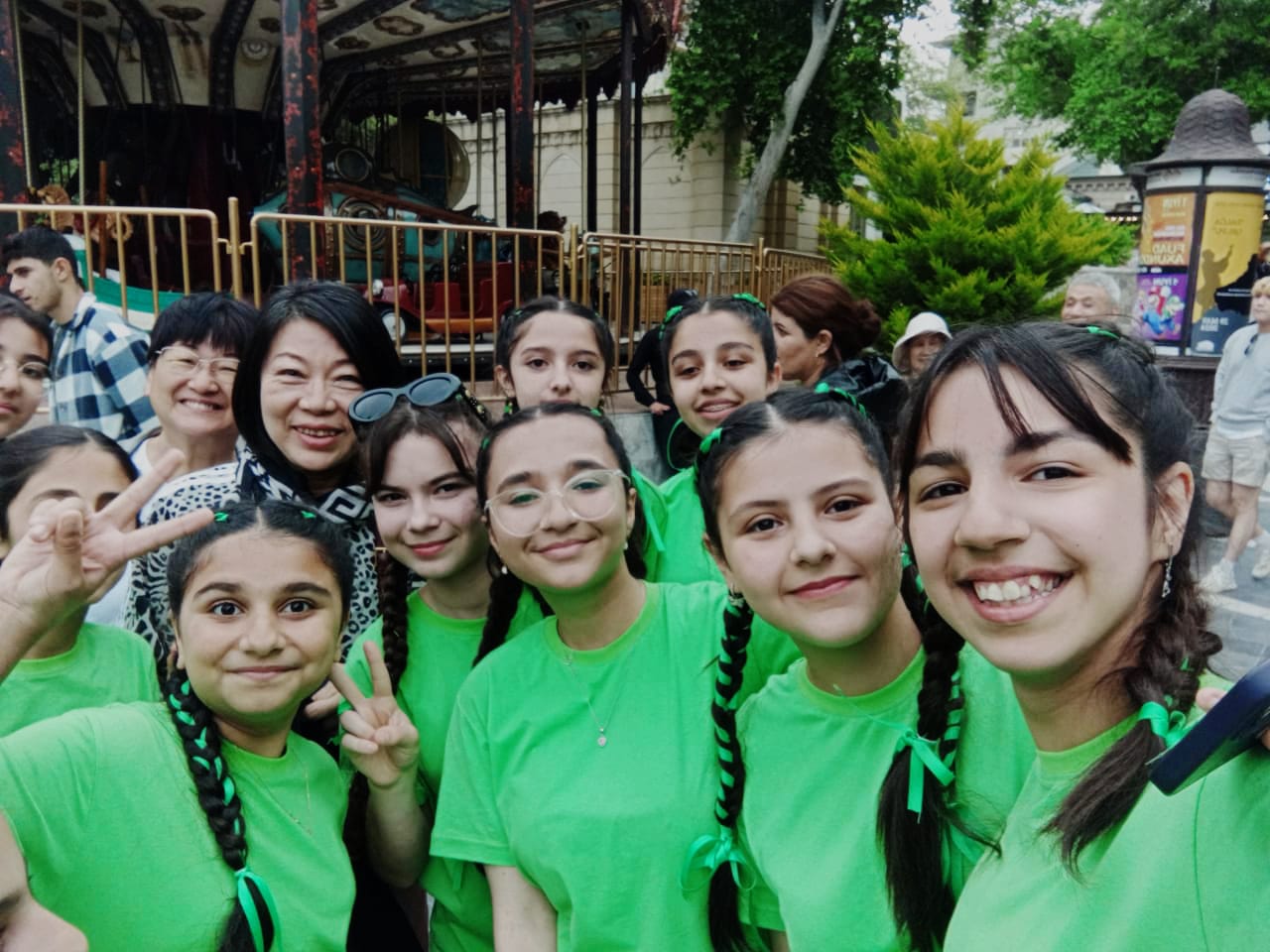 "Yaşıl dünya naminə həmrəylik ili" ilə bağlı məktəblilərdən fləşmob - Fotolar