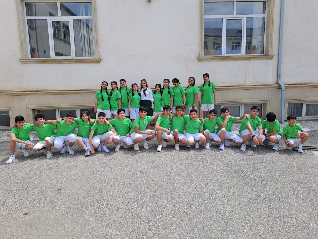 "Yaşıl dünya naminə həmrəylik ili" ilə bağlı məktəblilərdən fləşmob - Fotolar