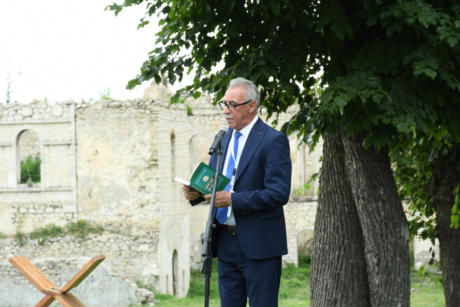 Şuşada poeziya saatı təşkil olunub - Fotolar Şuşada poeziya saatı təşkil olunub - Fotolar