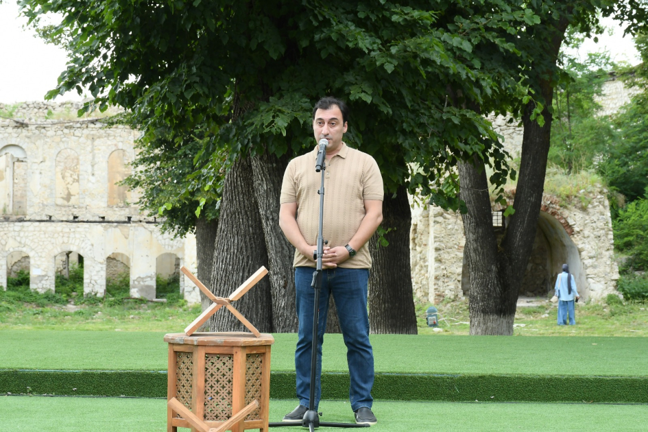 Şuşada poeziya saatı təşkil olunub - Fotolar Şuşada poeziya saatı təşkil olunub - Fotolar