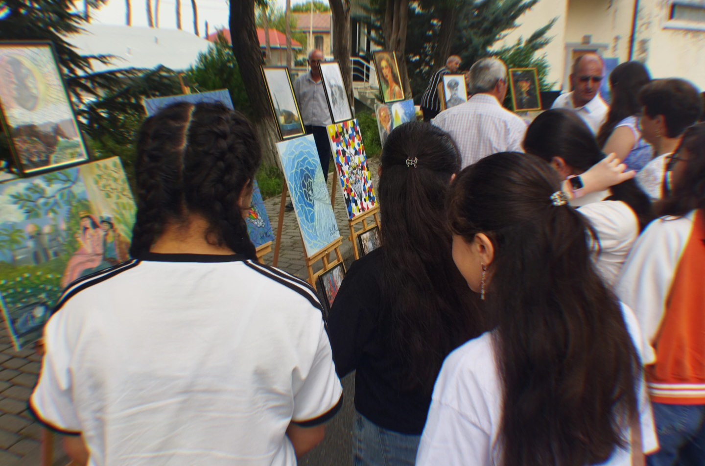 Şəkidə gənc rəssamın fərdi yaradıcılıq sərgisi açılıb - Fotolar Şəkidə gənc rəssamın fərdi yaradıcılıq sərgisi açılıb - Fotolar