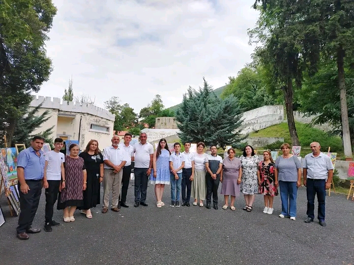 Şəkidə gənc rəssamın fərdi yaradıcılıq sərgisi açılıb - Fotolar Şəkidə gənc rəssamın fərdi yaradıcılıq sərgisi açılıb - Fotolar