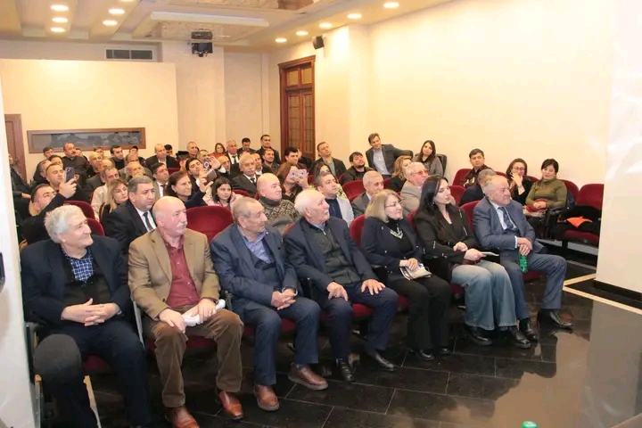 Valeh Qocanın yeni kitabının təqdimatı keçirilib - FOTO