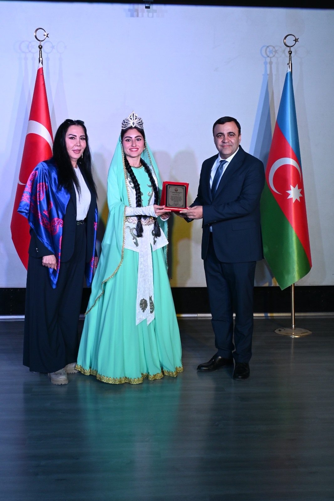 Ankarada “Zəngəzur” rəqs ansamblının üzvləri mükafatlandırıldı