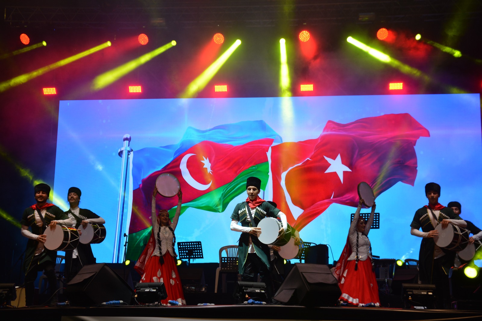 Ankarada “Zəngəzur” rəqs ansamblının üzvləri mükafatlandırıldı