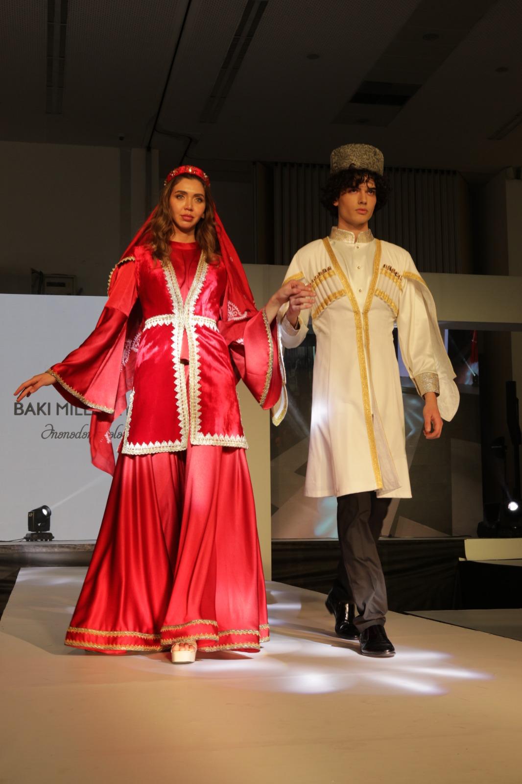 Ankarada Azərbaycanın milli geyimləri nümayiş olunub - Fotolar Ankarada Azərbaycanın milli geyimləri nümayiş olunub - Fotolar