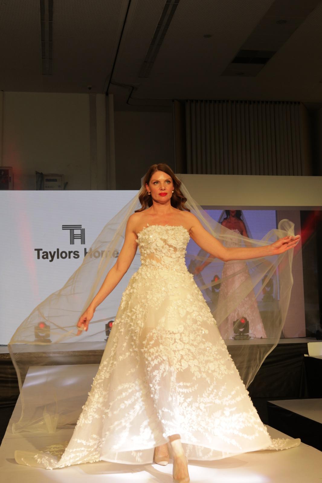 Ankarada Azərbaycanın milli geyimləri nümayiş olunub - Fotolar Ankarada Azərbaycanın milli geyimləri nümayiş olunub - Fotolar