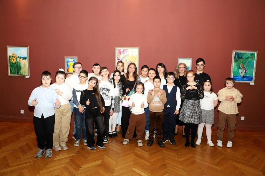 Daun sindromlu uşaqların sərgisi – Sevgi palitrası