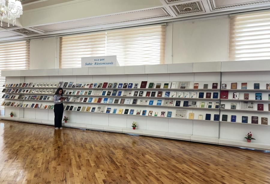 “Xalq şairi Sabir Rüstəmxanlı” adlı kitab sərgisi istifadəçilərə təqdim olunub