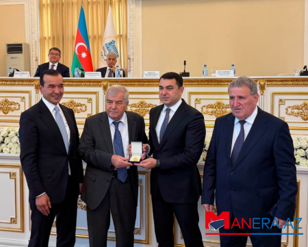 Xalq şairi Sabir Rüstəmxanlı iki nüfuzlu mükafata layiq görülüb