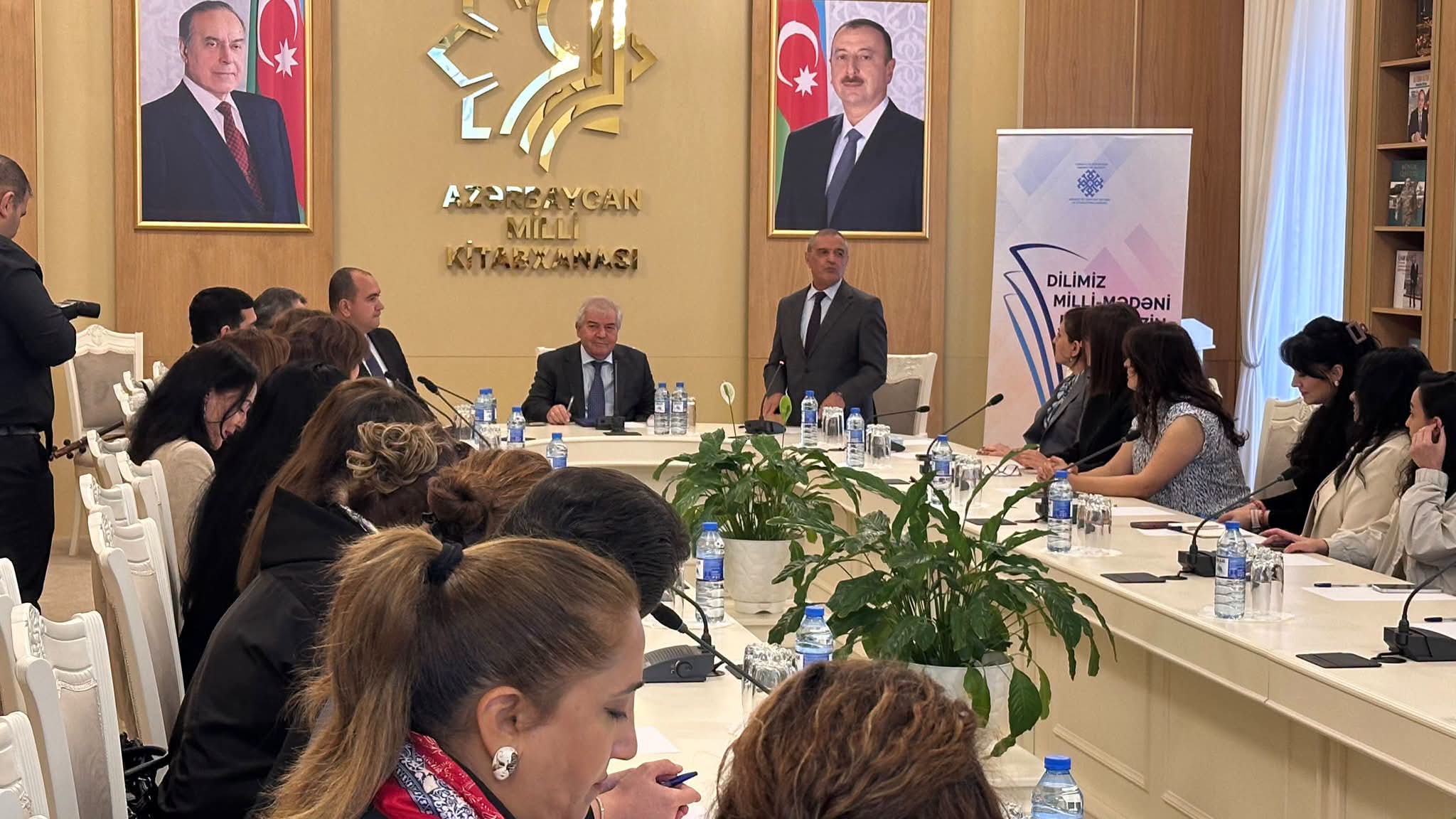 Xalq şairi Sabir Rüstəmxanlı Milli Kitabxanada “Dilimiz milli-mədəni kimliyimizin təməlidir” mövzusunda məruzə edib